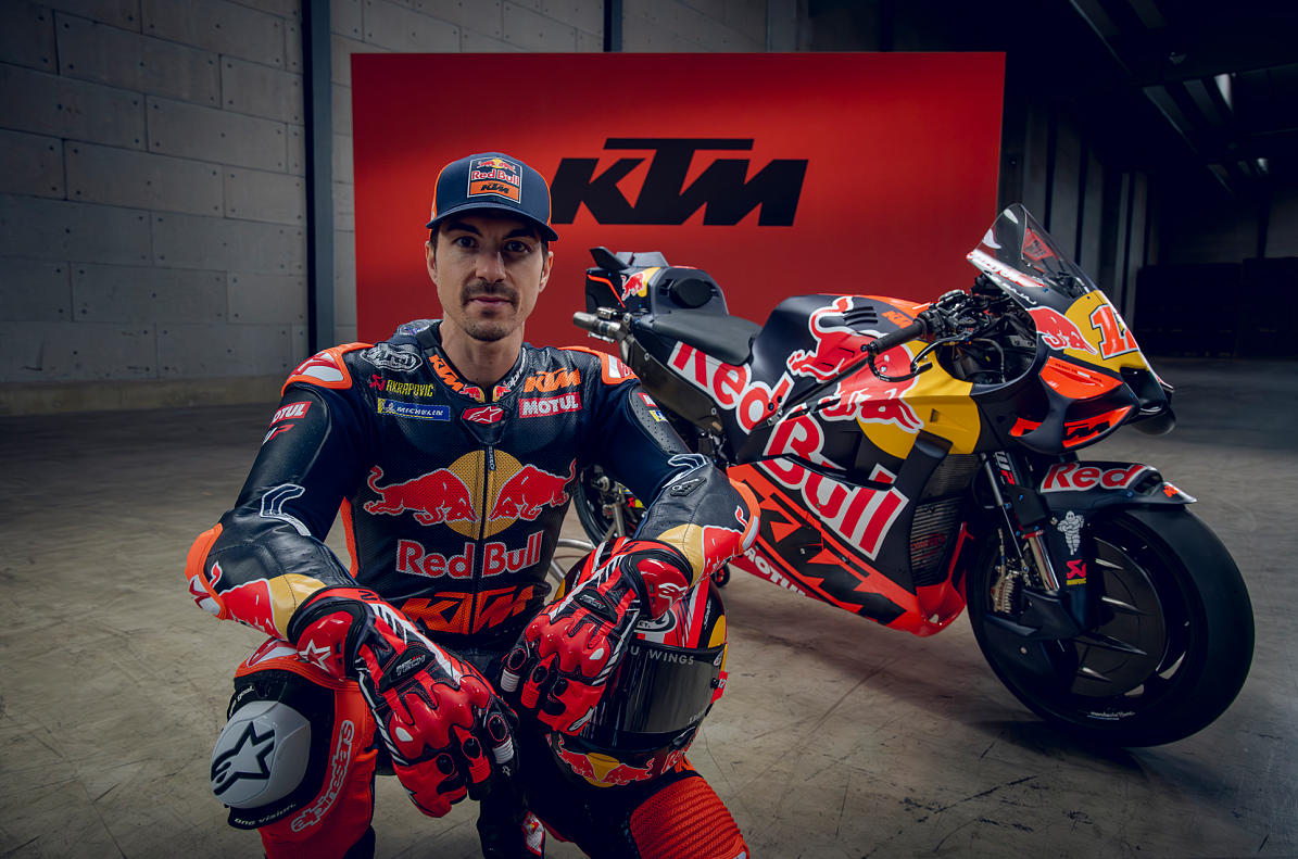 KTM RC16 de 2026 na sessão oficial de apresentação; piloto não identificado pela fonte.
