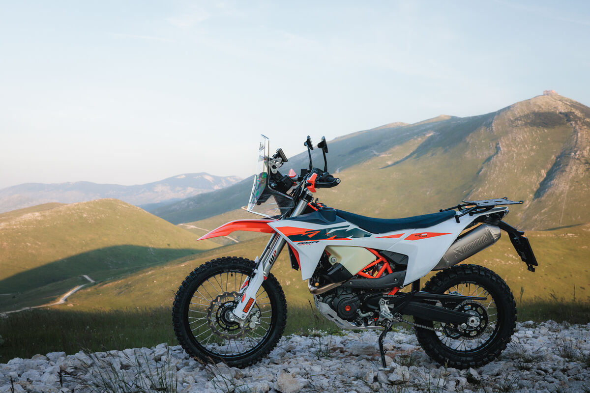 A KTM 690 Rally de 2027 numa fotografia estática oficial da KTM.