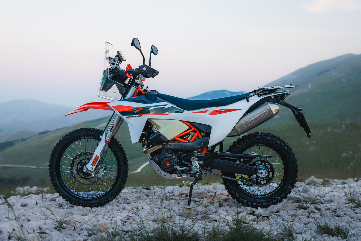 A KTM 690 Rally de 2027 numa segunda fotografia estática oficial da KTM.