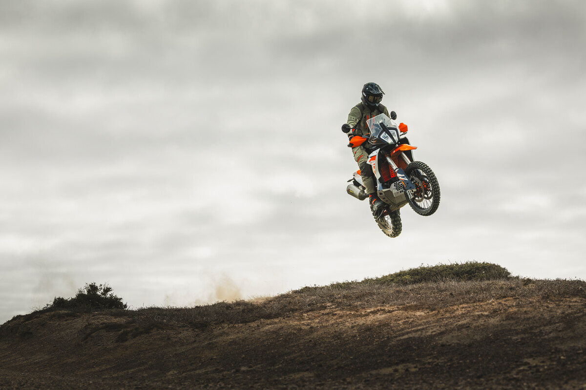 Não é a KTM 990 Adventure; a sala de imprensa identifica a moto como KTM 890 Adventure R de 2025. Ângulo não especificado pela fonte.