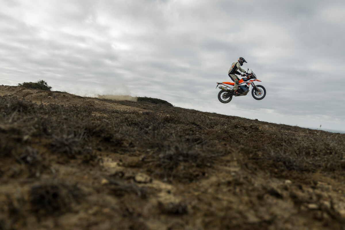 Não é a KTM 990 Adventure; a sala de imprensa identifica a moto como KTM 890 Adventure R de 2025. Ângulo não especificado pela fonte.