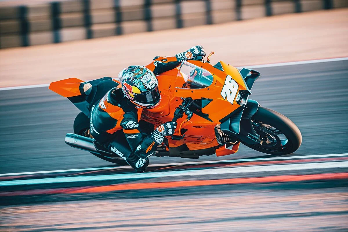 Na imagem, o KTM 990 RC R, numa fotografia oficial da KTM.
