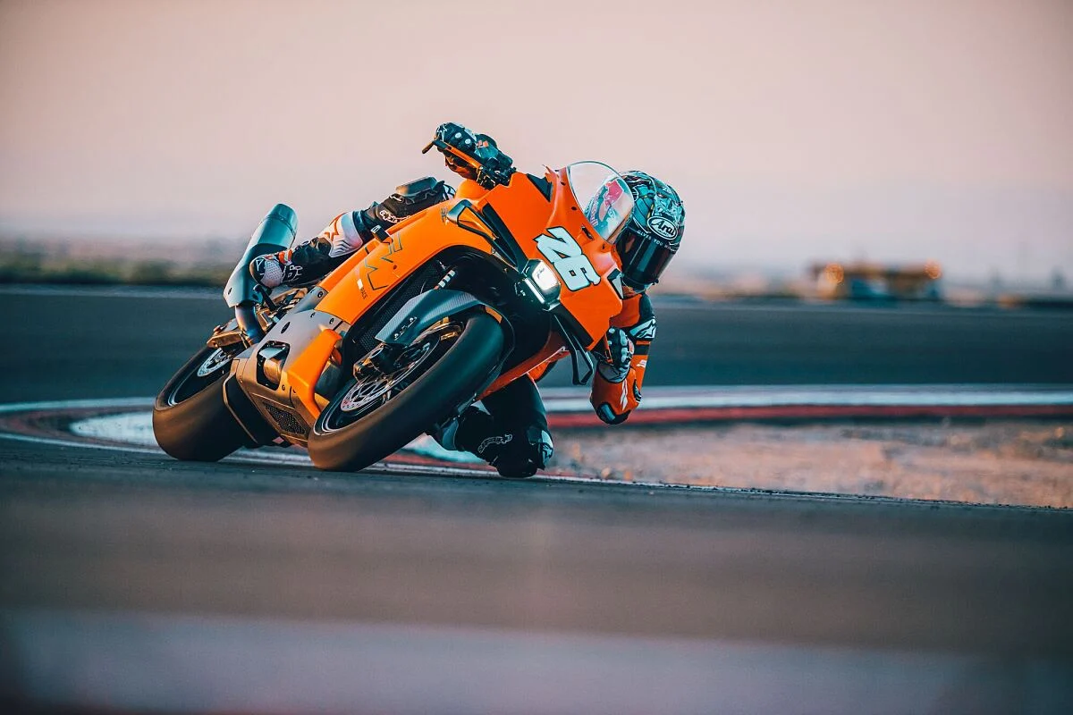 Na imagem, o KTM 990 RC R, numa fotografia oficial da KTM.