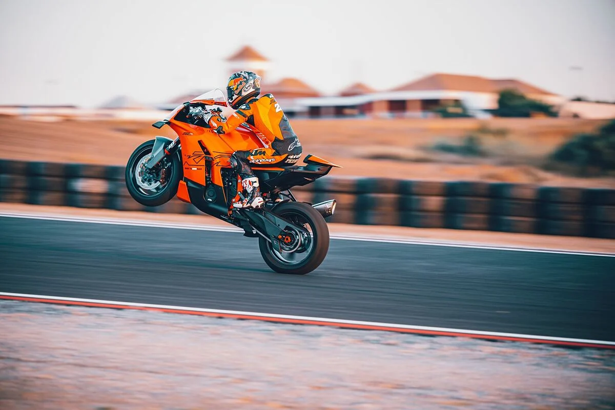Na imagem, o KTM 990 RC R, numa fotografia oficial da KTM.