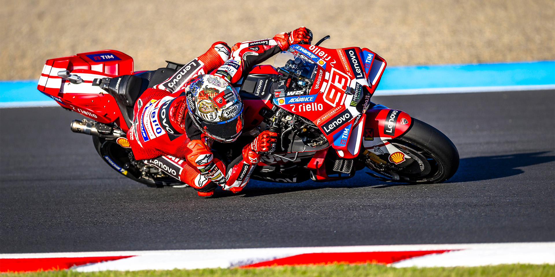 Marc Márquez, da Ducati Lenovo Team, na notícia oficial da Ducati sobre a sexta-feira do Grande Prémio do Japão de 2026, em Motegi. A fonte identifica o piloto no nome do ficheiro.