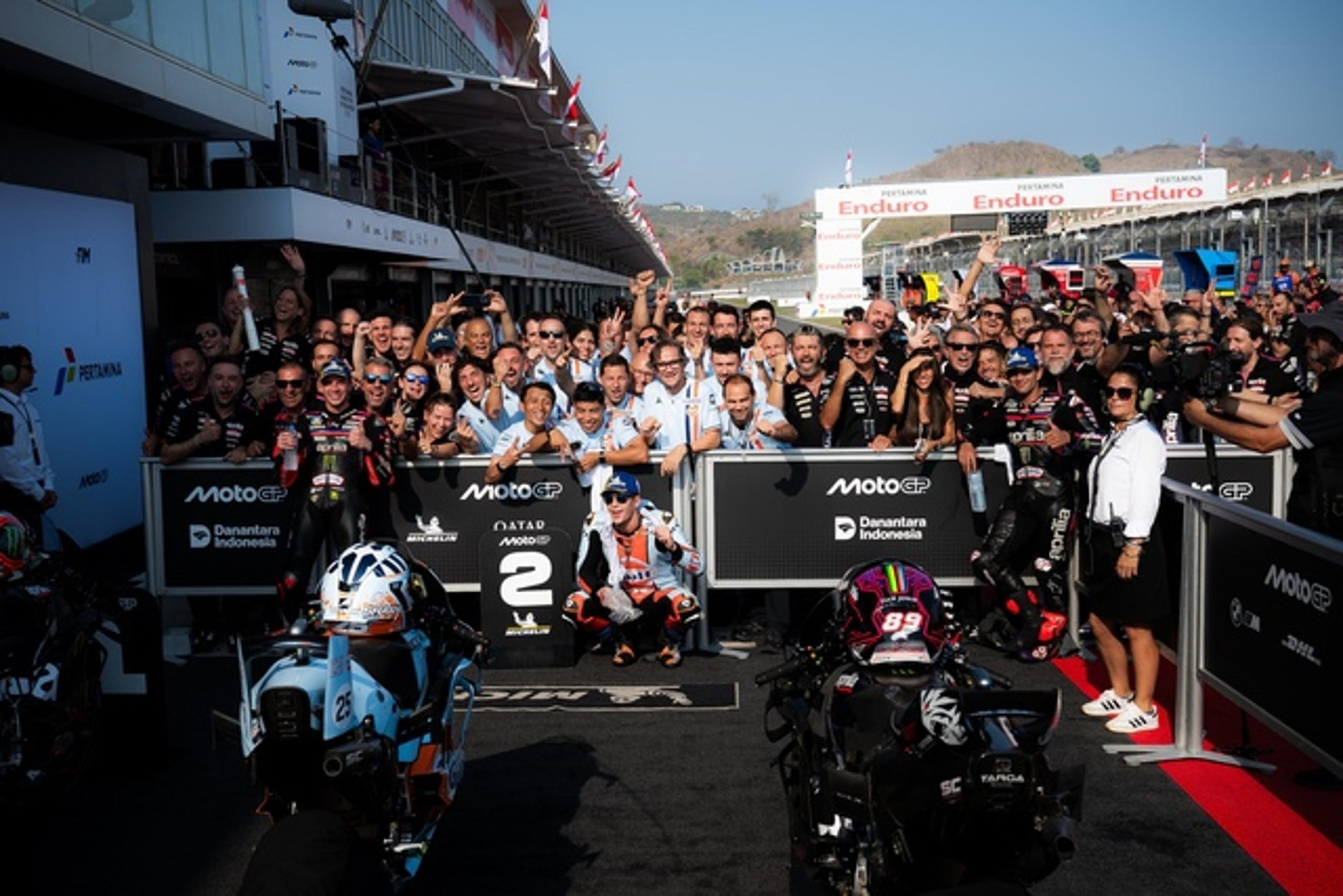Fotografia oficial da Aprilia Racing associada à corrida de Mandalika. Pessoa e modelo não identificados individualmente pela fonte.