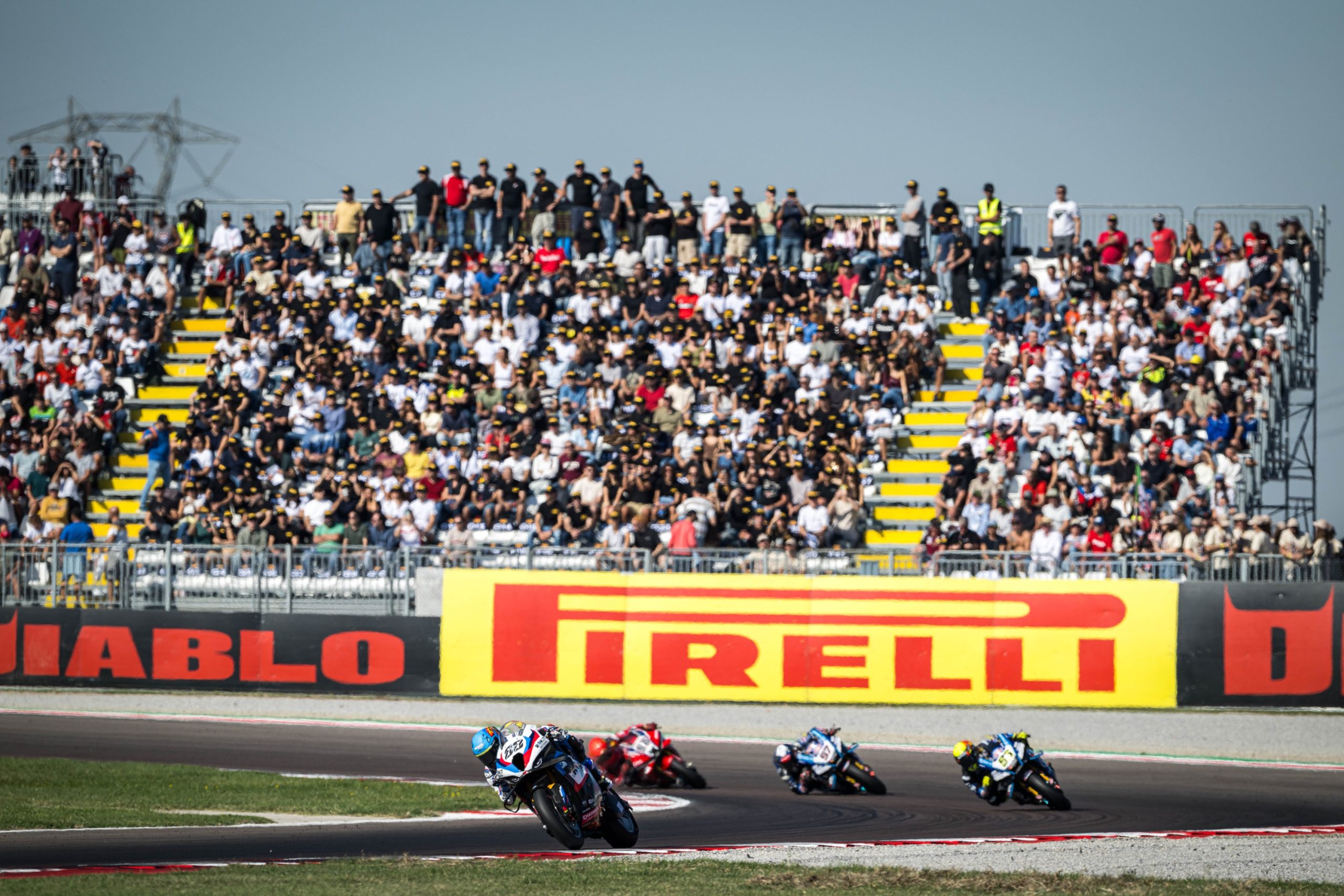 Miguel Oliveira (n.º 88) com a BMW M 1000 RR em Cremona, de 24 a 27 de setembro de 2026, numa fotografia oficial da BMW publicada no domingo da ronda. A fonte não identifica a sessão.
