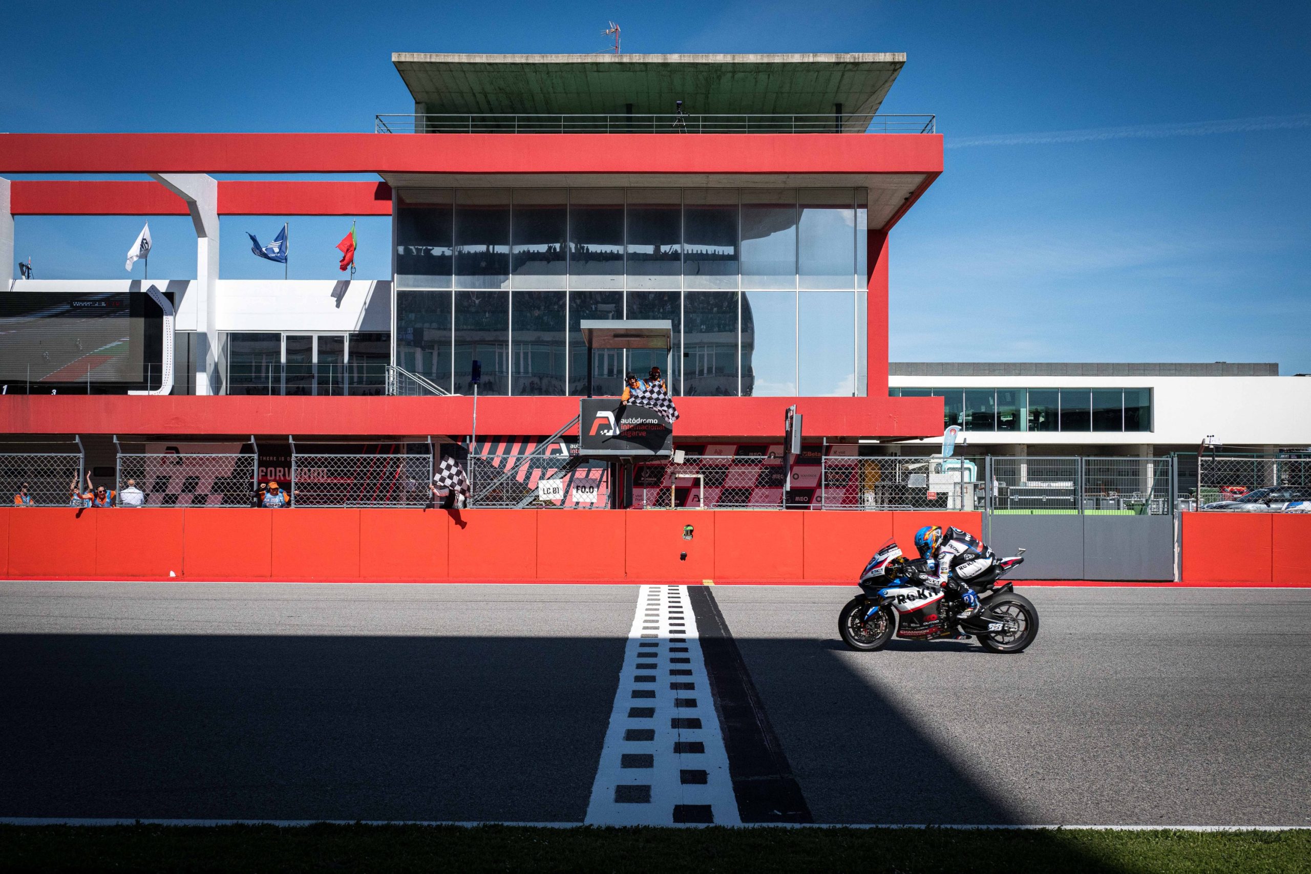 Miguel Oliveira (88), da ROKiT BMW Motorrad, com a BMW M 1000 RR na ronda de Portimão do Mundial de Superbike, em março de 2026, numa fotografia oficial da BMW. Imagem de arquivo, não é do Estoril.