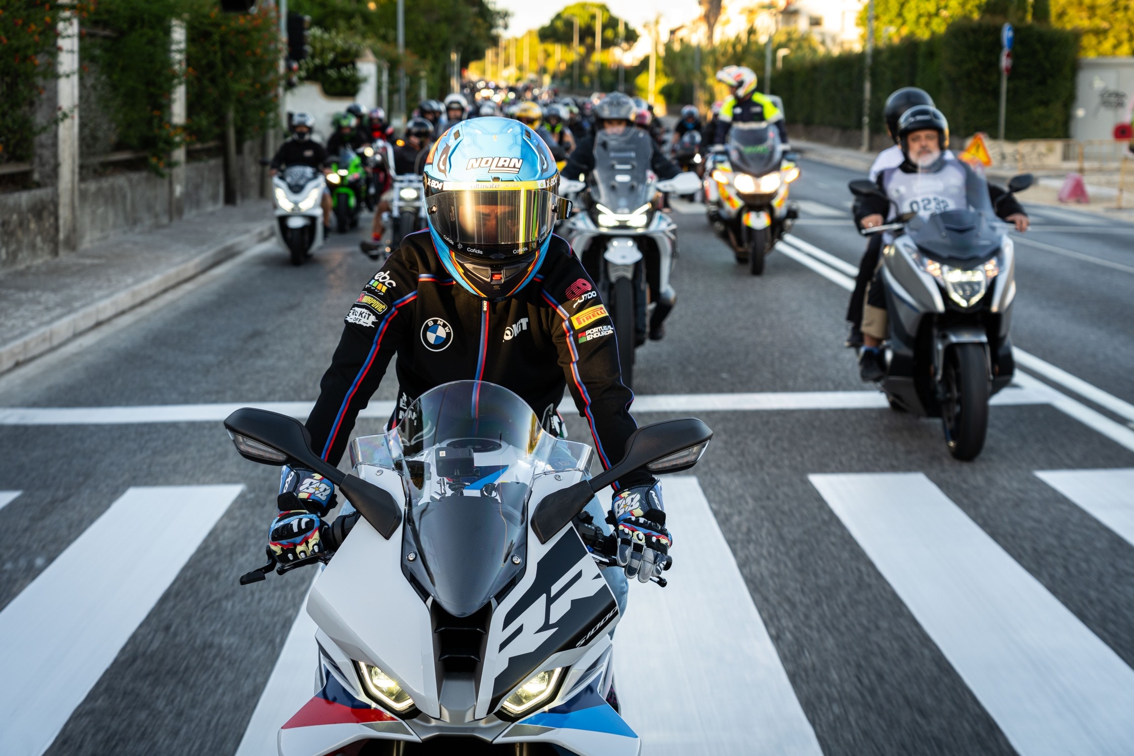 Miguel Oliveira na BMW M 1000 RR da ROKiT BMW Motorrad WorldSBK Team, na ronda do Estoril. A BMW não identifica a fotografia como sendo da Corrida 1.