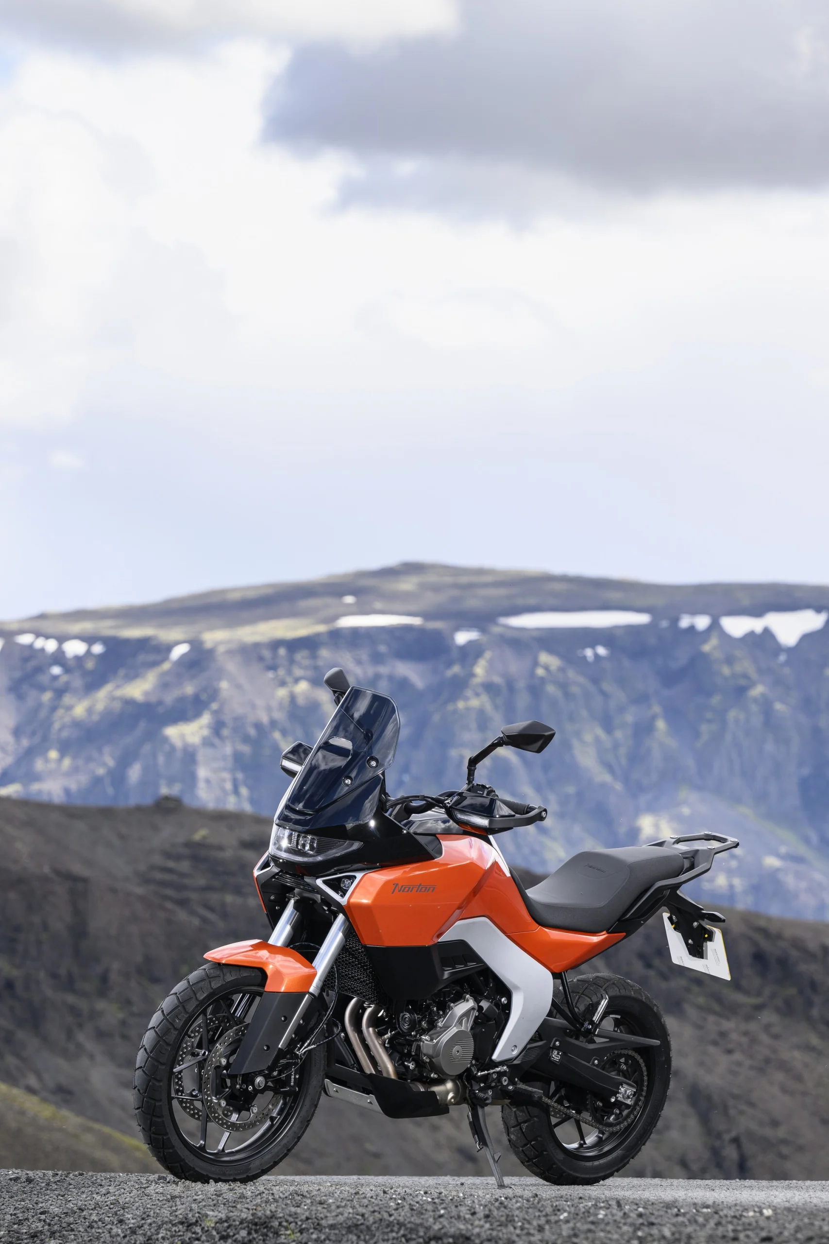 A Norton Atlas de 2026 numa estrada urbana. Não é a roadster de 450 cc prevista.