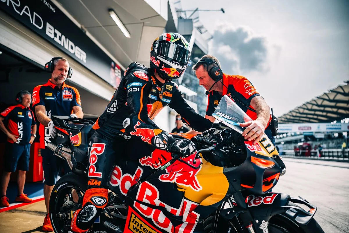 Pedro Acosta na KTM, na galeria oficial da vitória na Sprint de Sepang.