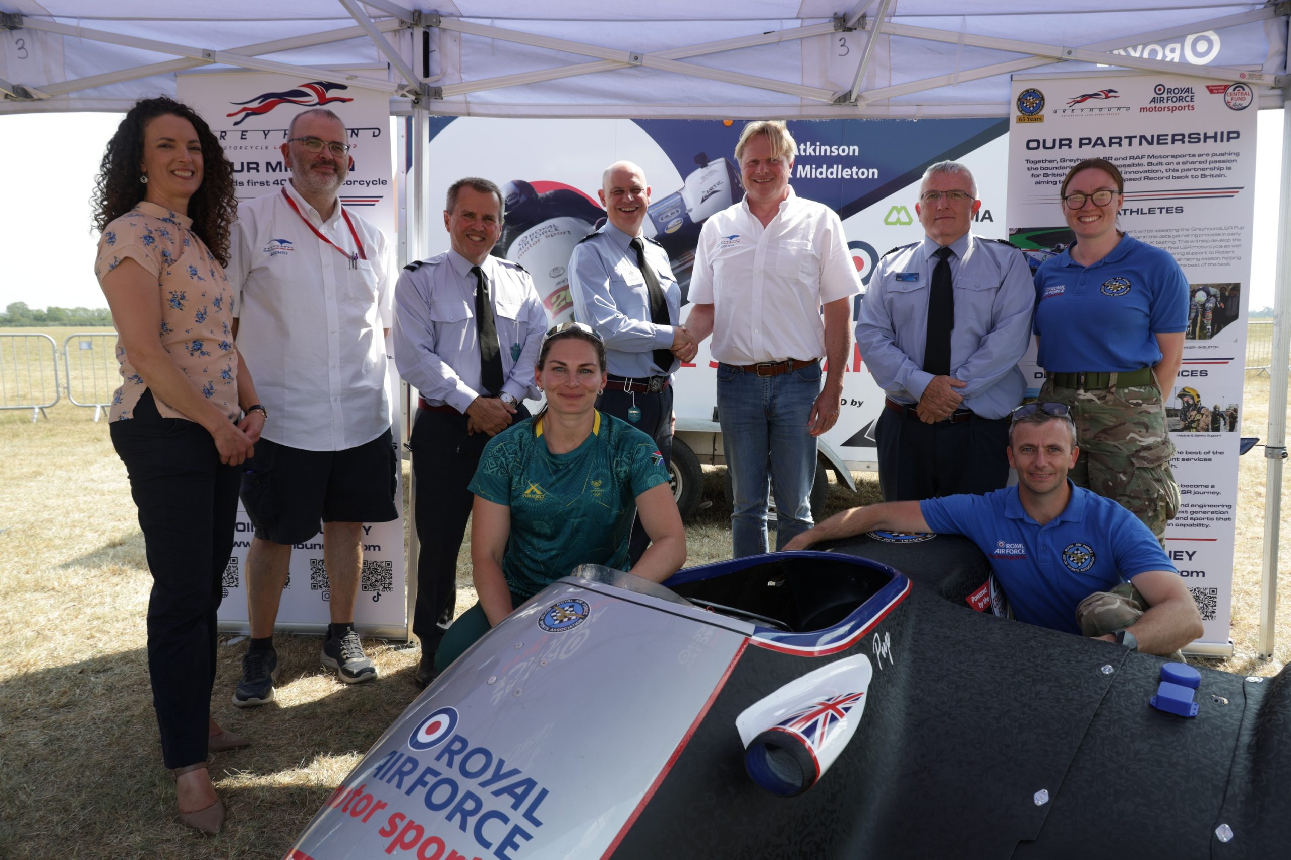Fotografia oficial da GreyhoundLSR no anúncio da parceria com a RAF Motorsport, a 20 de julho de 2026. Pessoas não identificadas pela fonte.