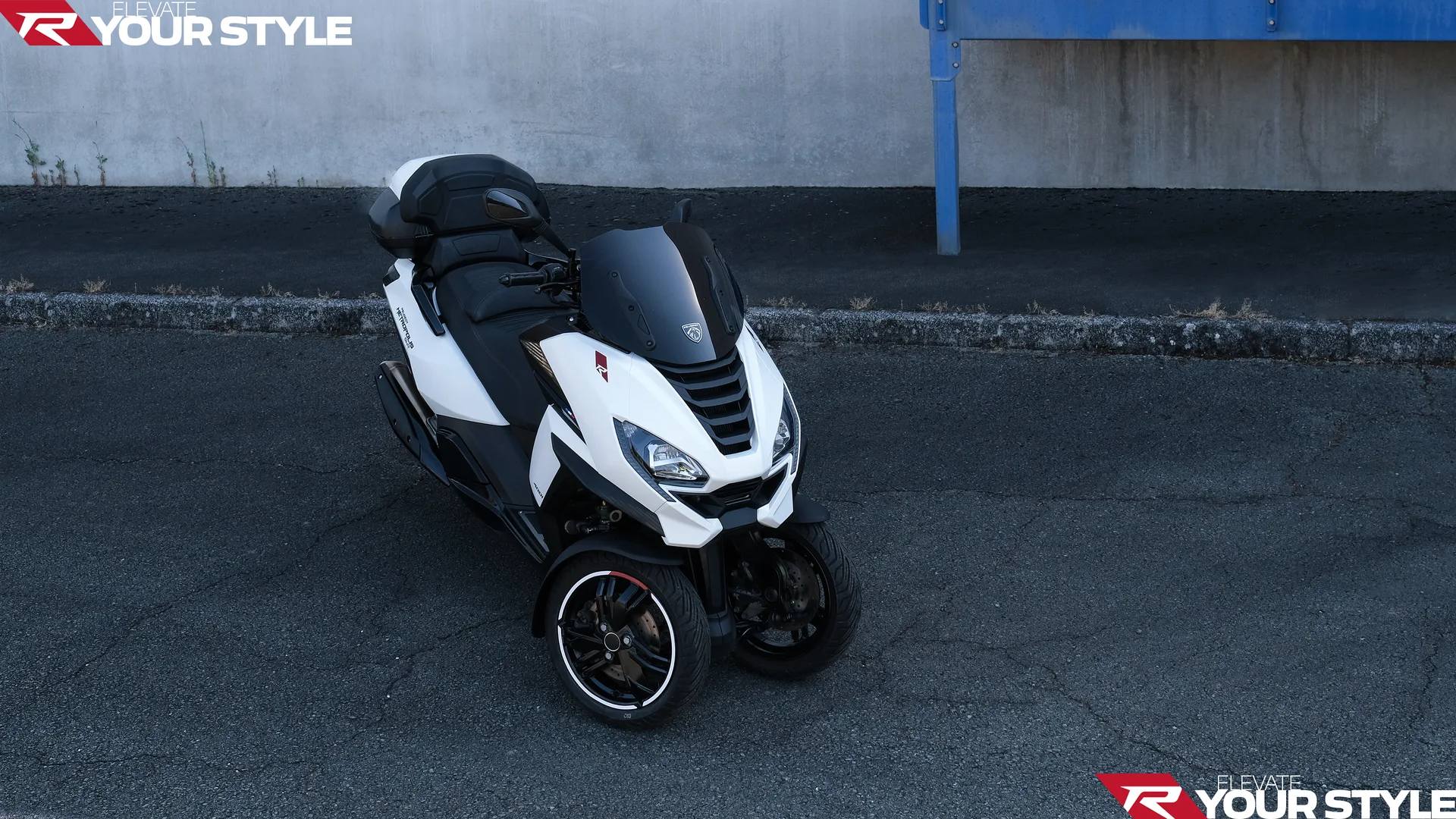 A Peugeot Metropolis SW R na secção oficial dedicada à segurança e ao equipamento.
