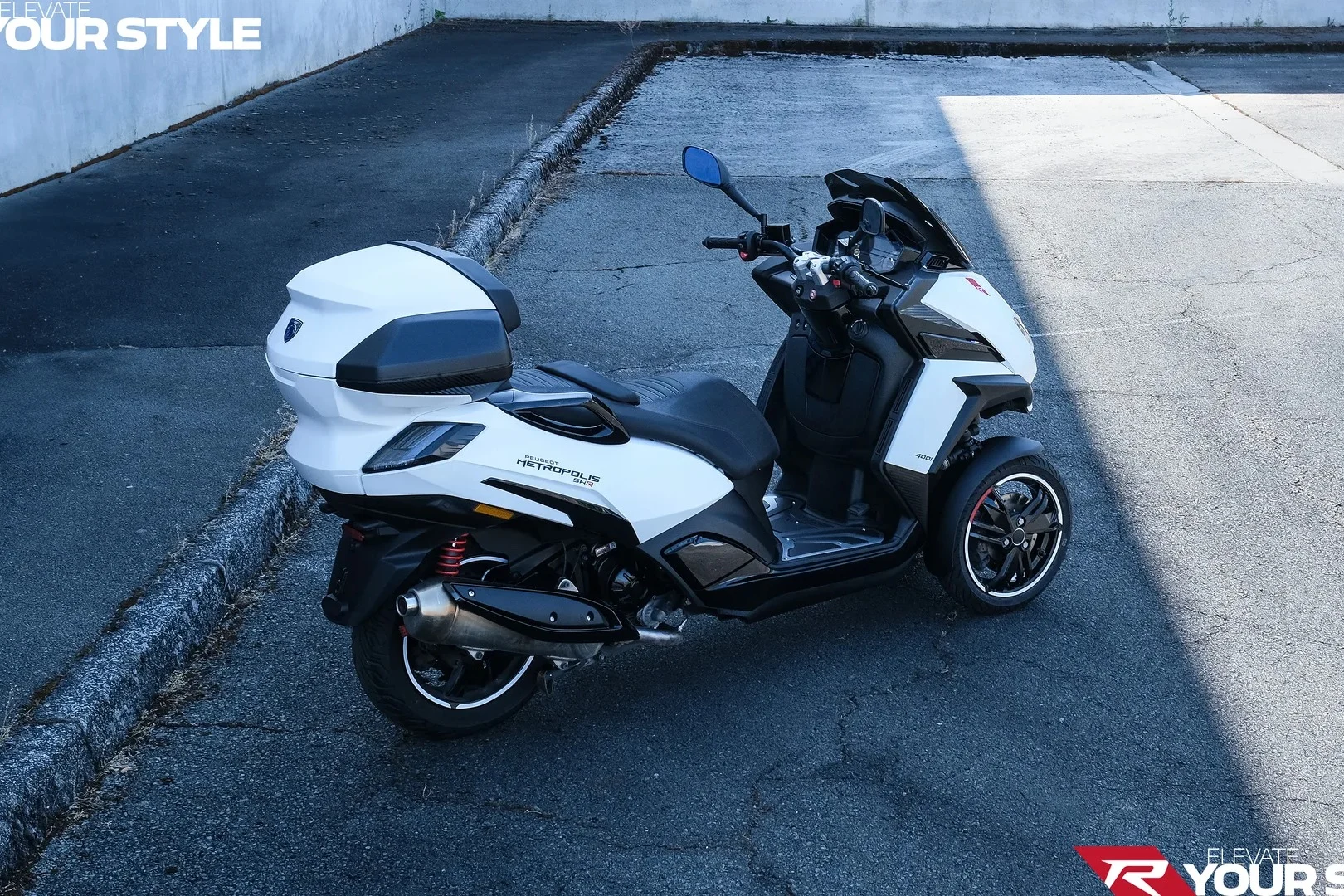 Sem top case, a Peugeot Metropolis SW R oferece 76 litros