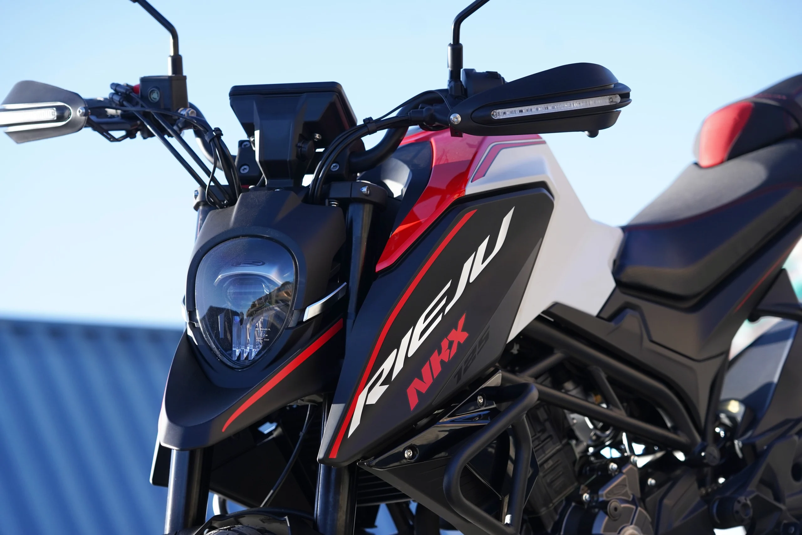 A Rieju NKX 125. Não foi possível confirmar se a imagem mostra o ecrã TFT.
