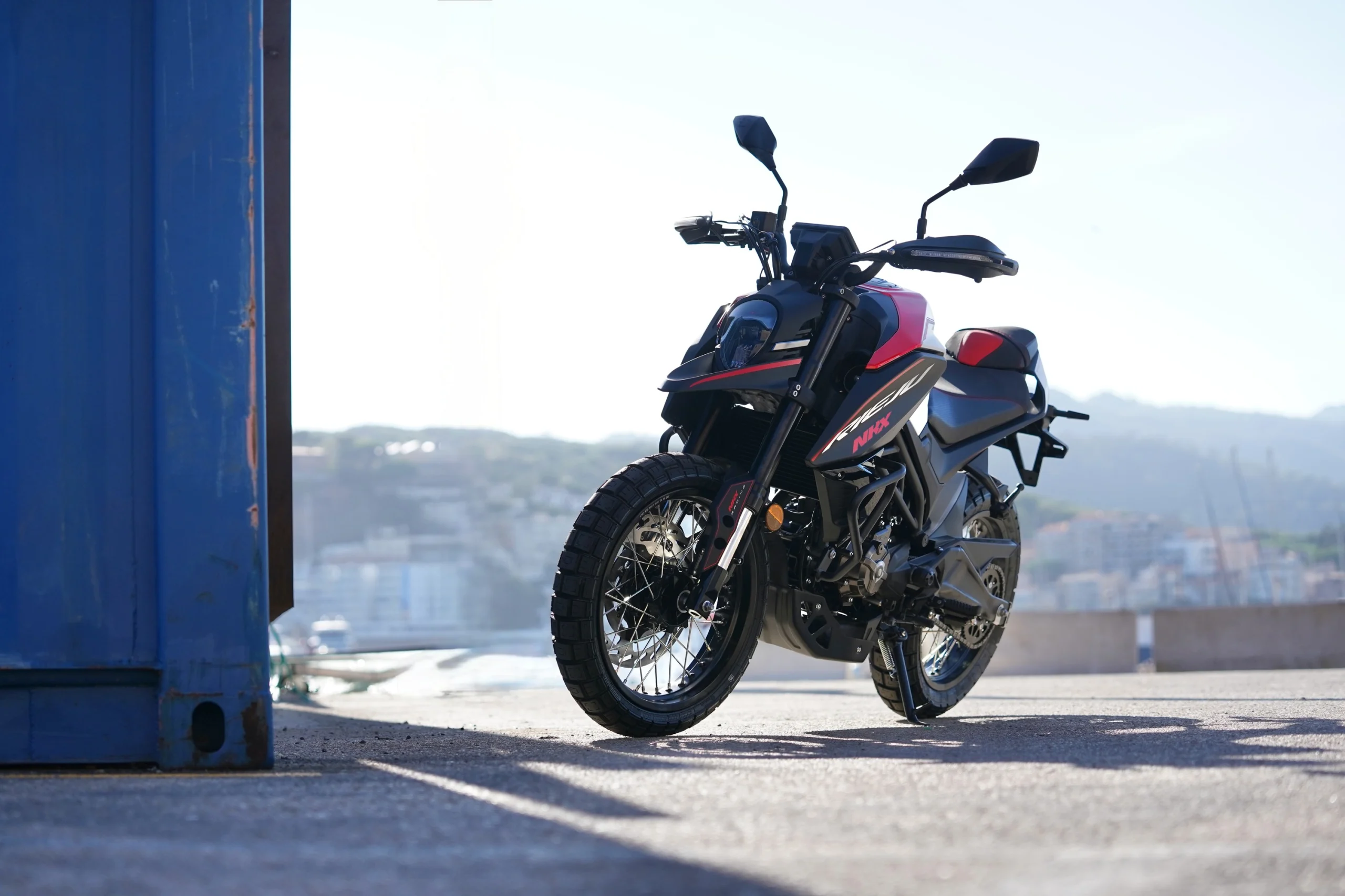 A Rieju NKX 125 combina estilo naked e pneus mistos