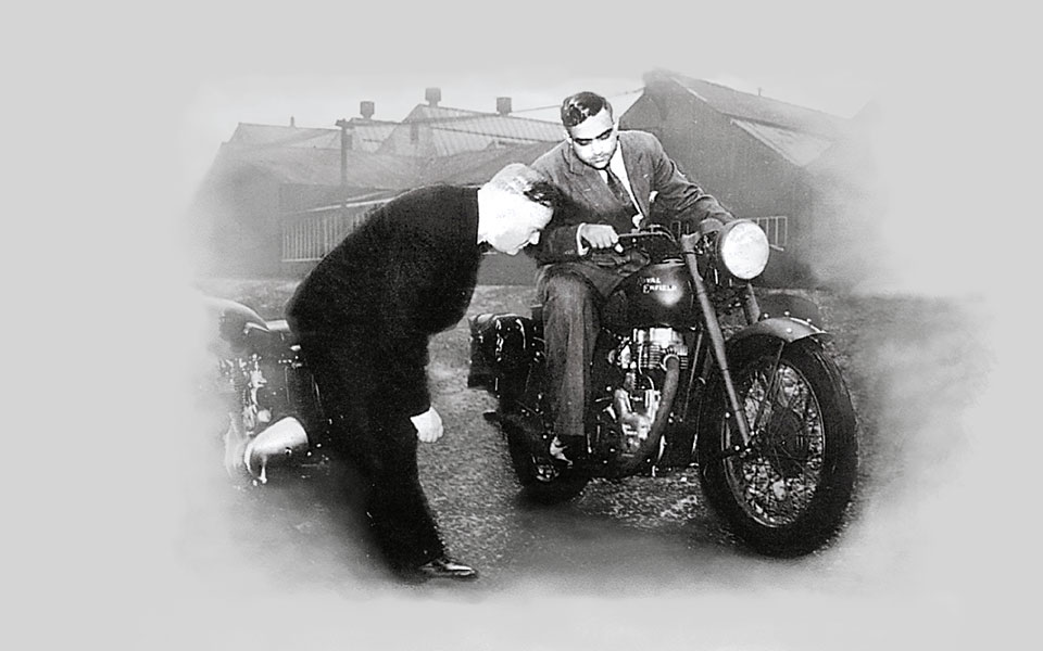 Fotografia de arquivo que a cronologia oficial da Royal Enfield junta ao ano de 1952, o da encomenda do exército indiano. Não é a Bullet 650; pessoas e modelo não identificados pela fonte.