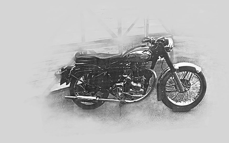 Fotografia de arquivo da cronologia oficial da Royal Enfield no ano de 1977, o do início da exportação da Bullet 350 indiana para o Reino Unido e a Europa. Não é a Bullet 650; modelo não identificado pela fonte.