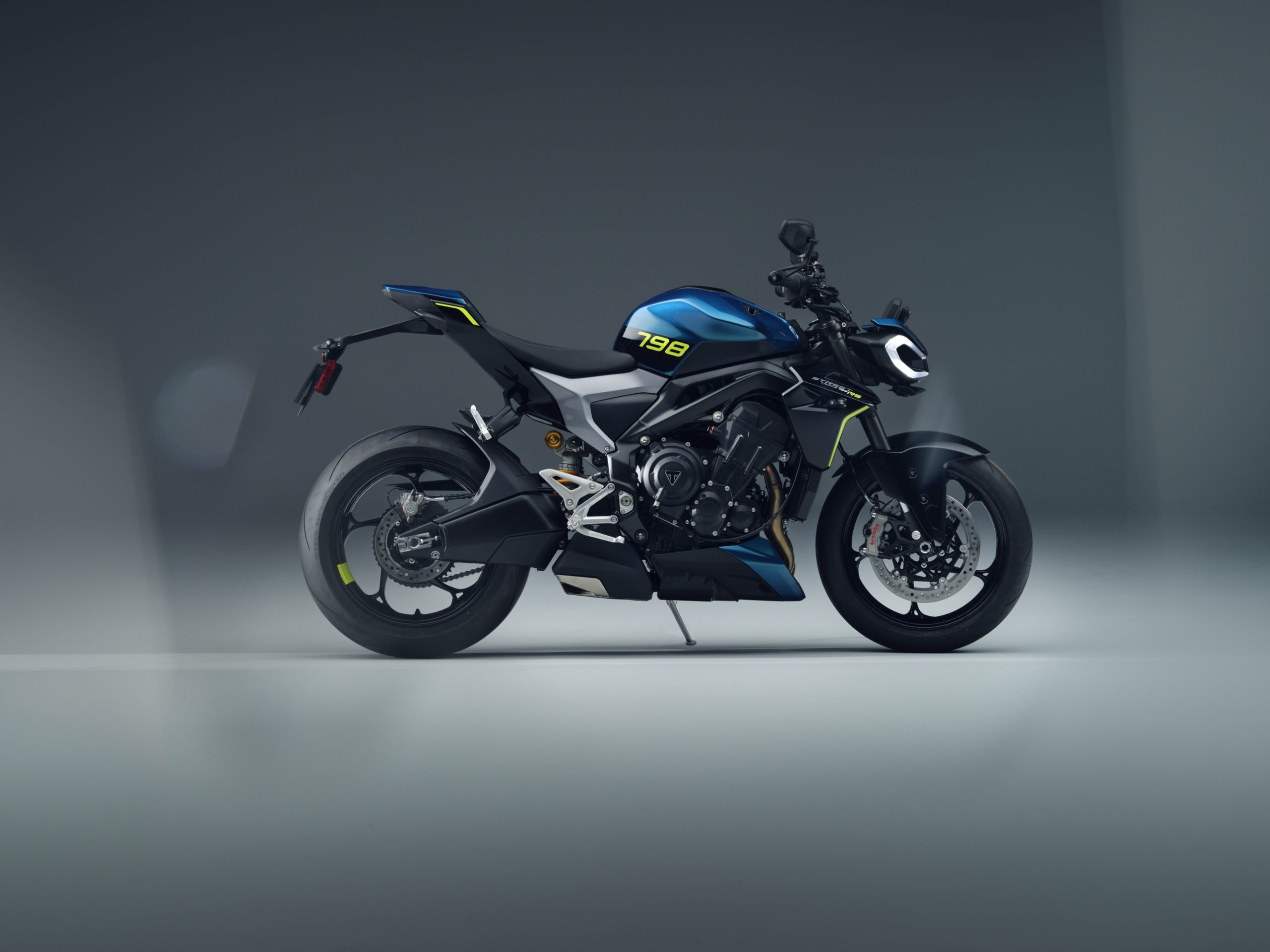 A Triumph Street Triple 798 RS de 2027, noutra fotografia oficial da marca.