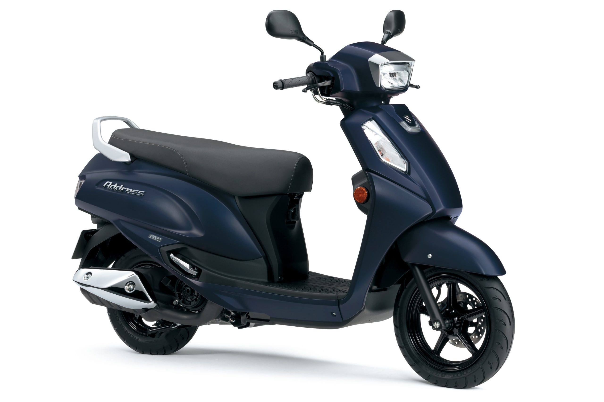 A Suzuki Address 125 de 2026, de três quartos de frente, numa fotografia oficial da Suzuki