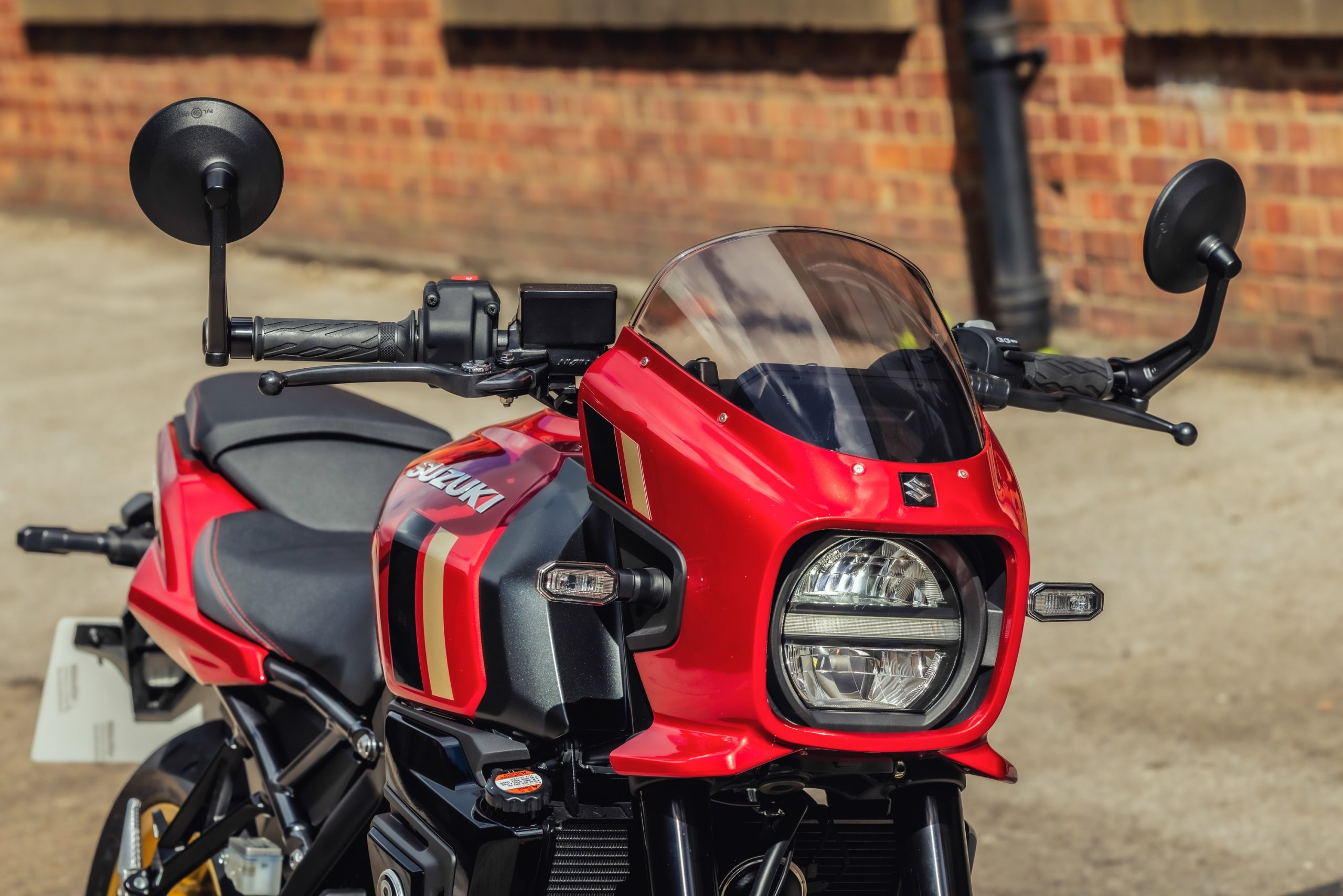 Suzuki GSX-8TT Candy Daring Red para 2027, numa fotografia oficial da Suzuki.