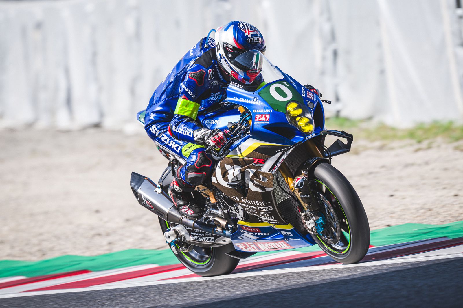 Fotografia oficial da galeria da Team SUZUKI CN CHALLENGE em Suzuka, em 2025; correspondência visual do modelo não confirmada.
