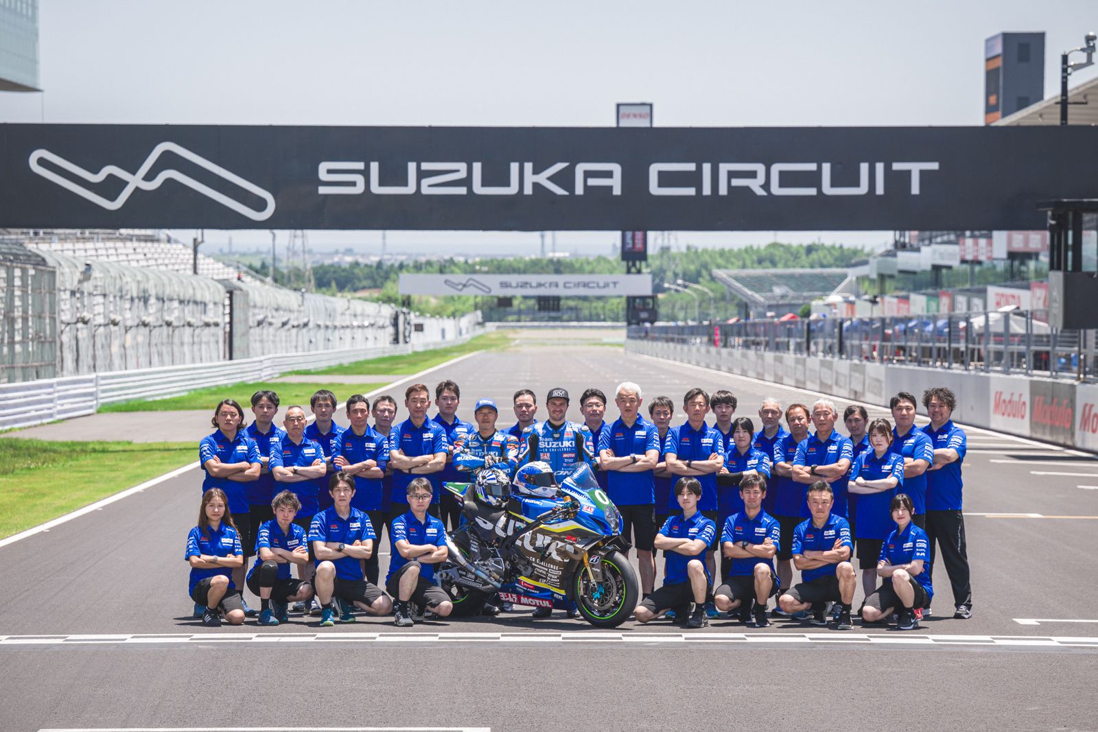 Fotografia oficial da galeria da Team SUZUKI CN CHALLENGE de 2025; correspondência visual do modelo não confirmada.