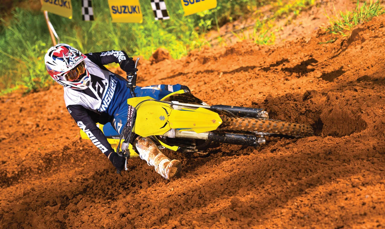 A Suzuki RM-Z250 muda o subquadro para ter um filtro maior