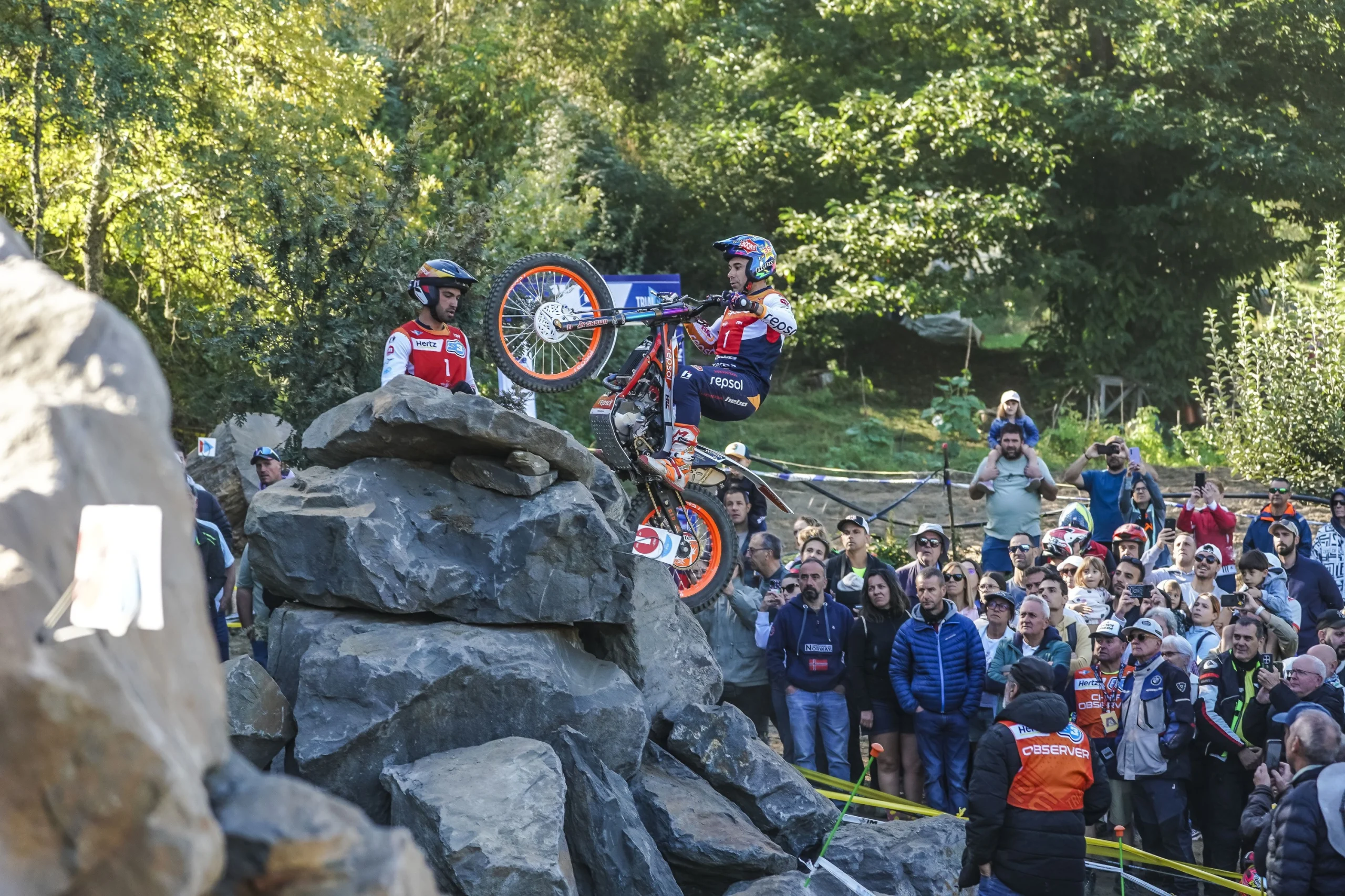 Fotografia oficial da Honda associada a Toni Bou e à Montesa Cota 4RT.
