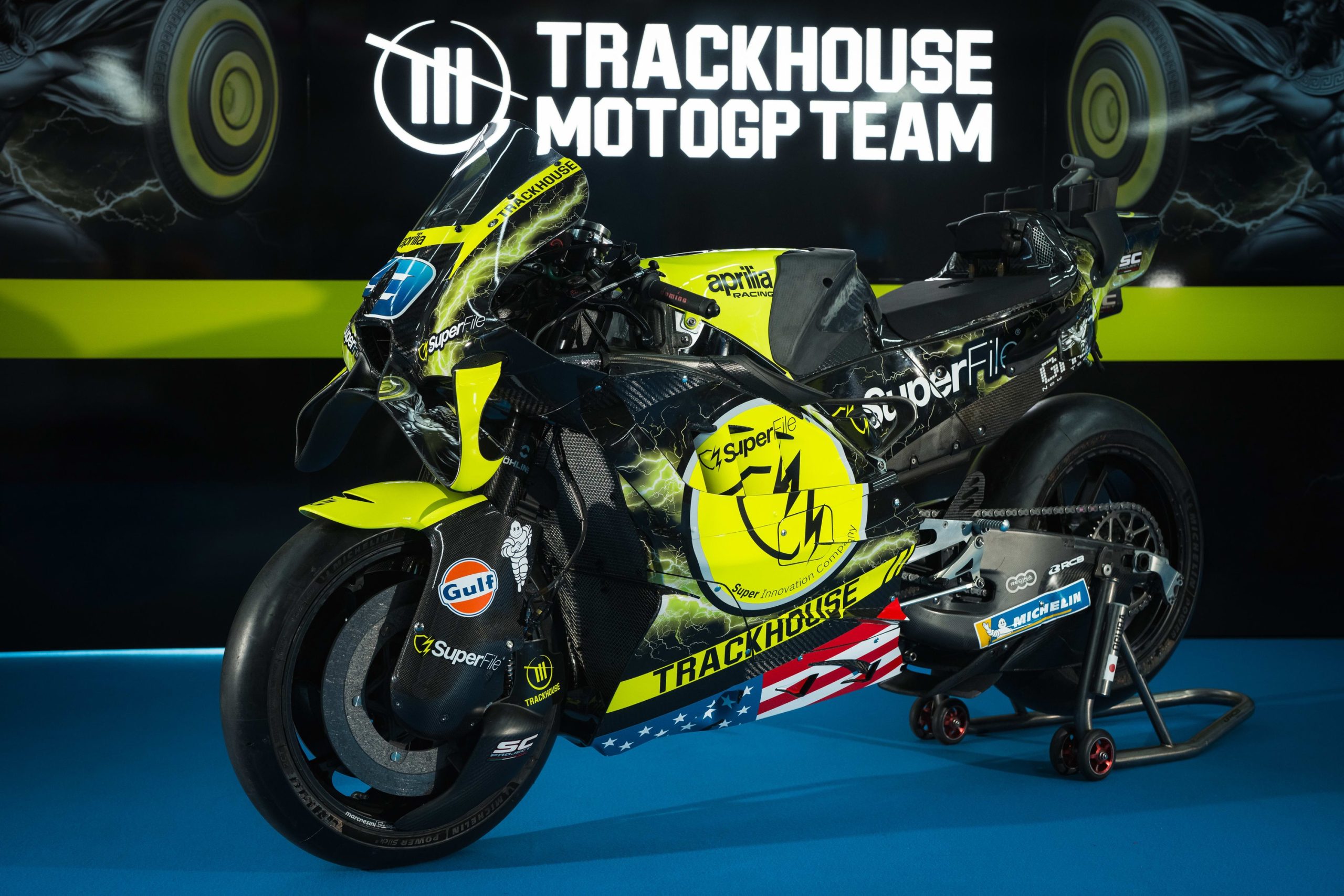 A apresentação da equipa SuperFile Trackhouse no GP de Espanha, em Jerez, em abril de 2026. A fonte não identifica as pessoas nem as motos na imagem