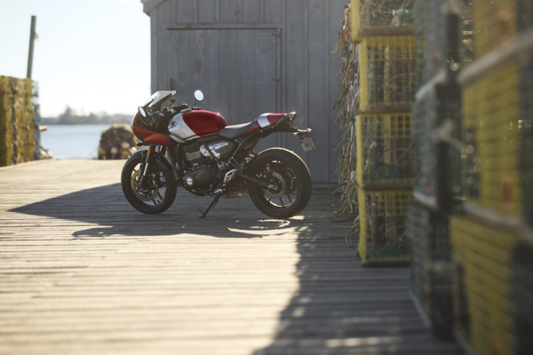 Não é a Bonneville 400; mostra a Triumph Thruxton 400 de 2026, uma das 400 que a marca já vende, numa fotografia oficial da Triumph.
