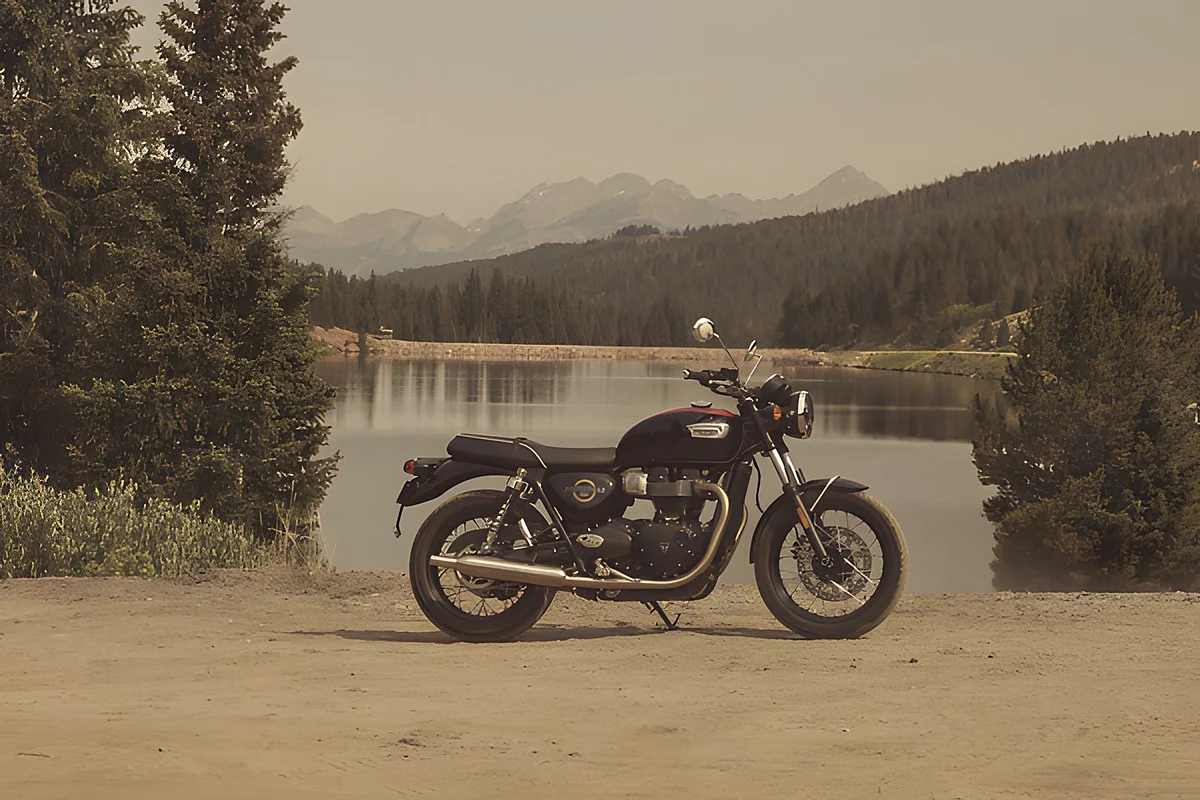 Quatro Triumph ainda na sombra, e uma tem ar de Bonneville 400