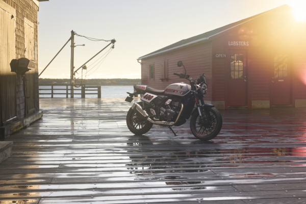 Não é a Bonneville 400; mostra a Triumph Tracker 400 de 2026, com o monocilíndrico de 398 cc, numa fotografia oficial da Triumph.