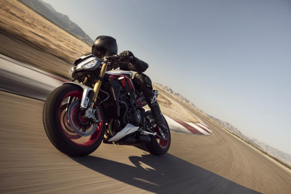 Não é um dos quatro modelos novos; mostra a Triumph Street Triple 765 RX de 2026, numa fotografia oficial da Triumph.