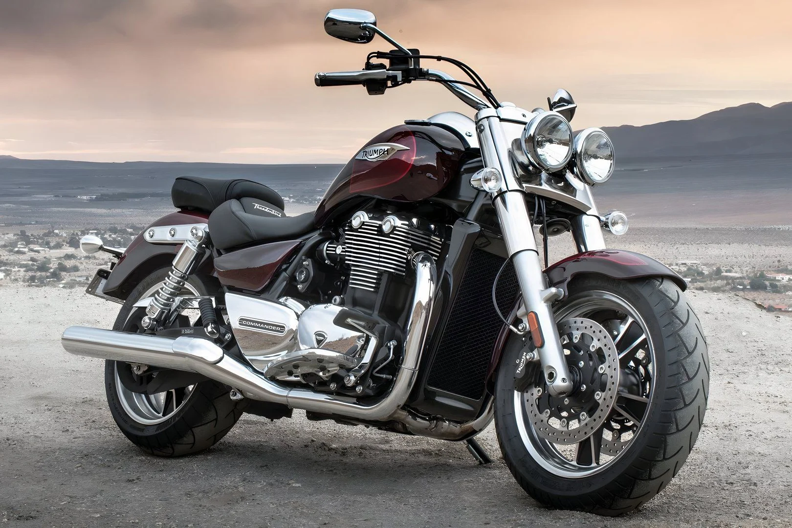A Triumph Thunderbird LT leva menos carga do que a Commander