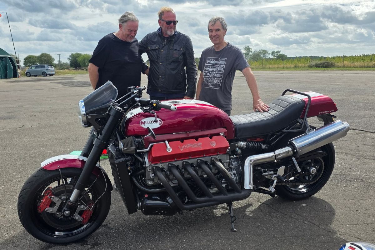 Allen Millyard e Tim Whittaker junto da Viper V10, numa imagem do National Motorcycle Museum.