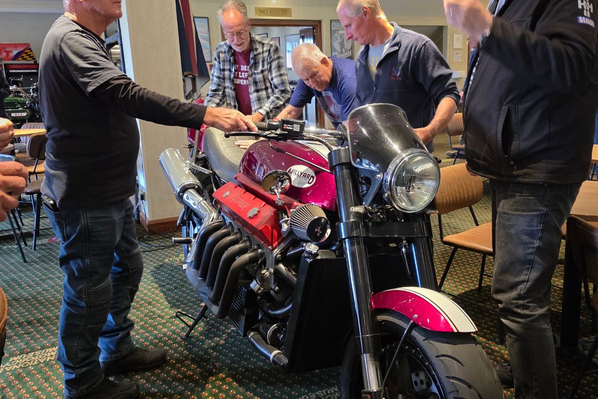 Voluntários a deslocar a Viper V10 no National Motorcycle Museum.