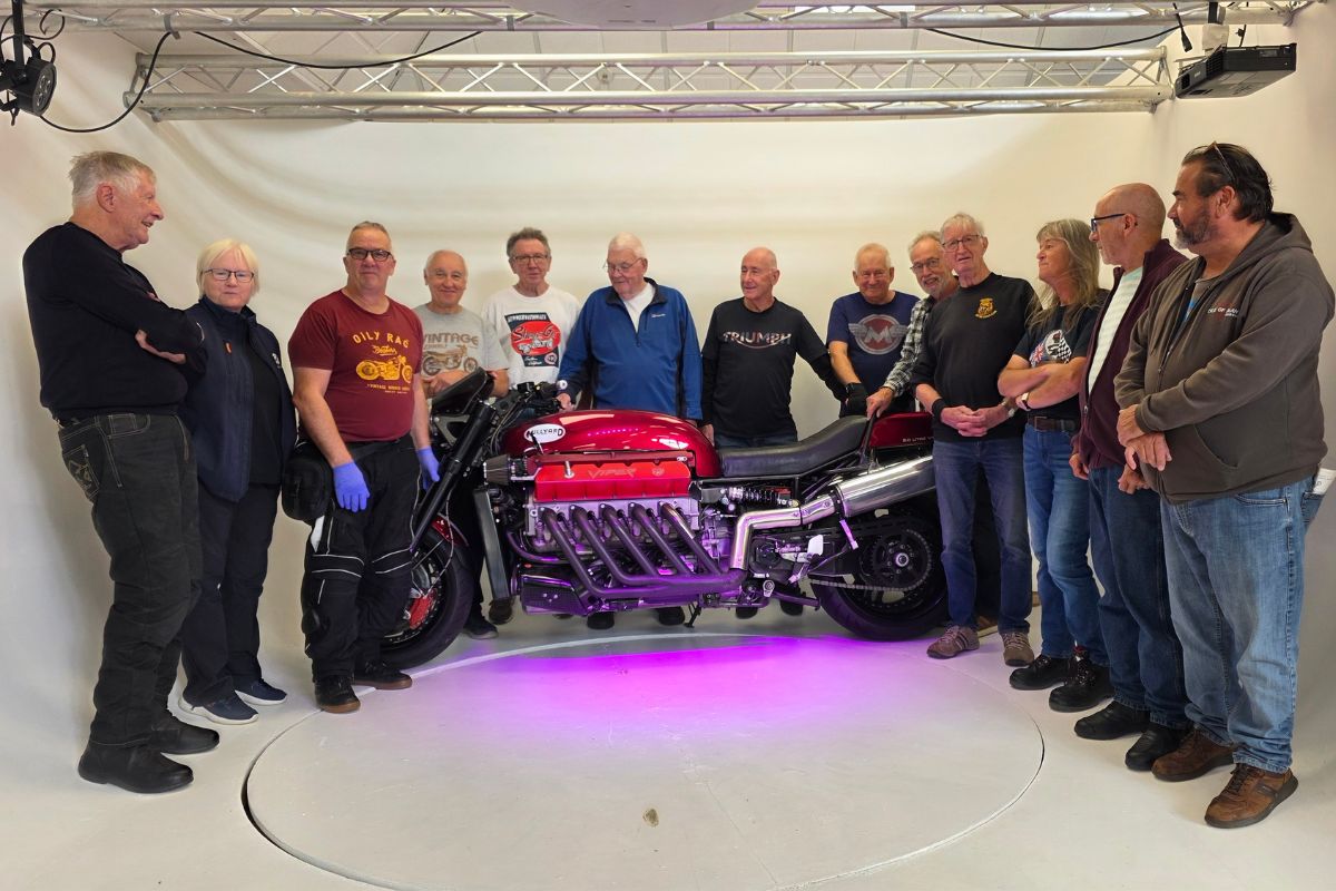 A Viper V10 de Allen Millyard com voluntários do National Motorcycle Museum.