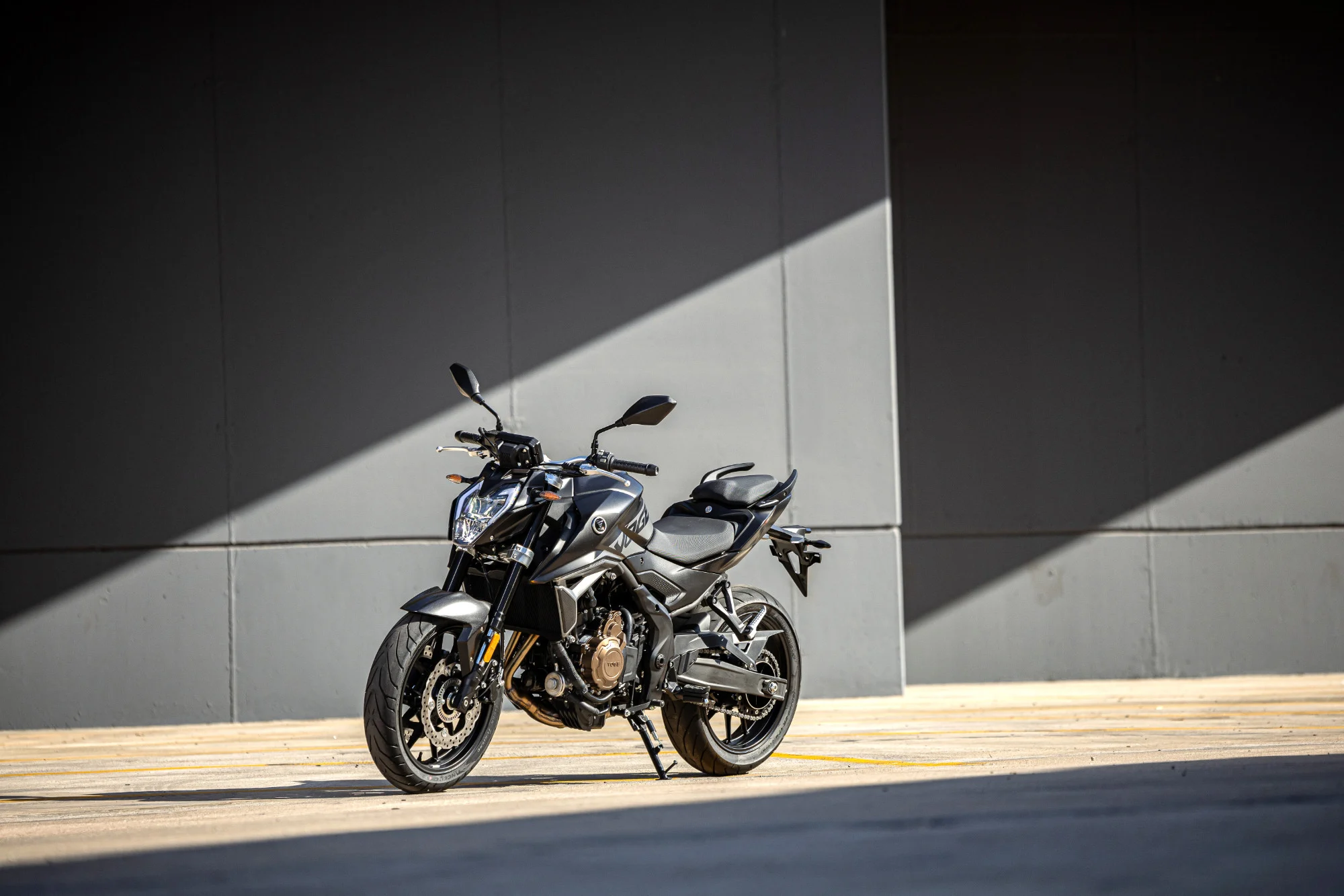 Moto R625, moto naked by Voge