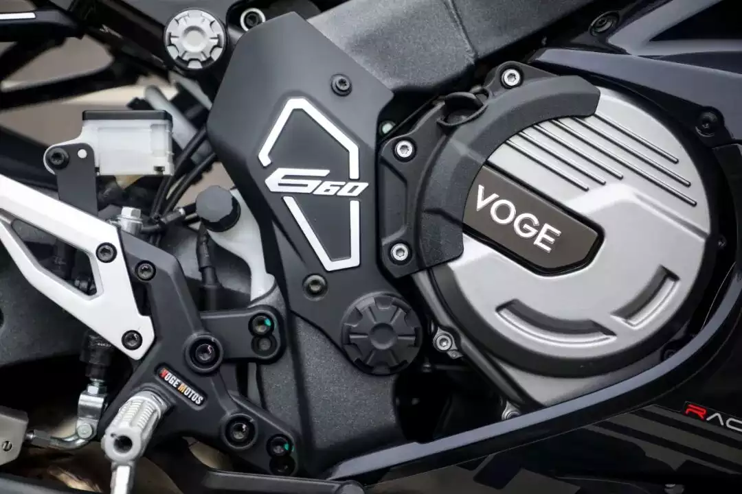 O motor de 4 cilindros da VOGE RR660S, identificado pela marca.