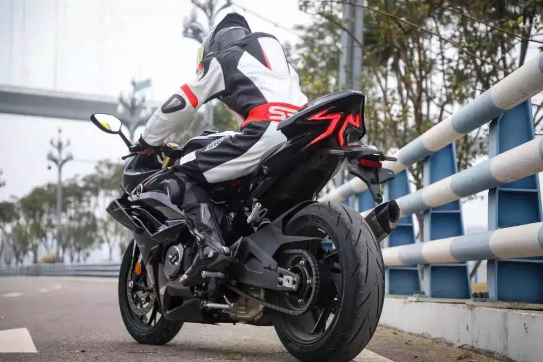 A traseira da VOGE RR660S, numa fotografia oficial da marca.