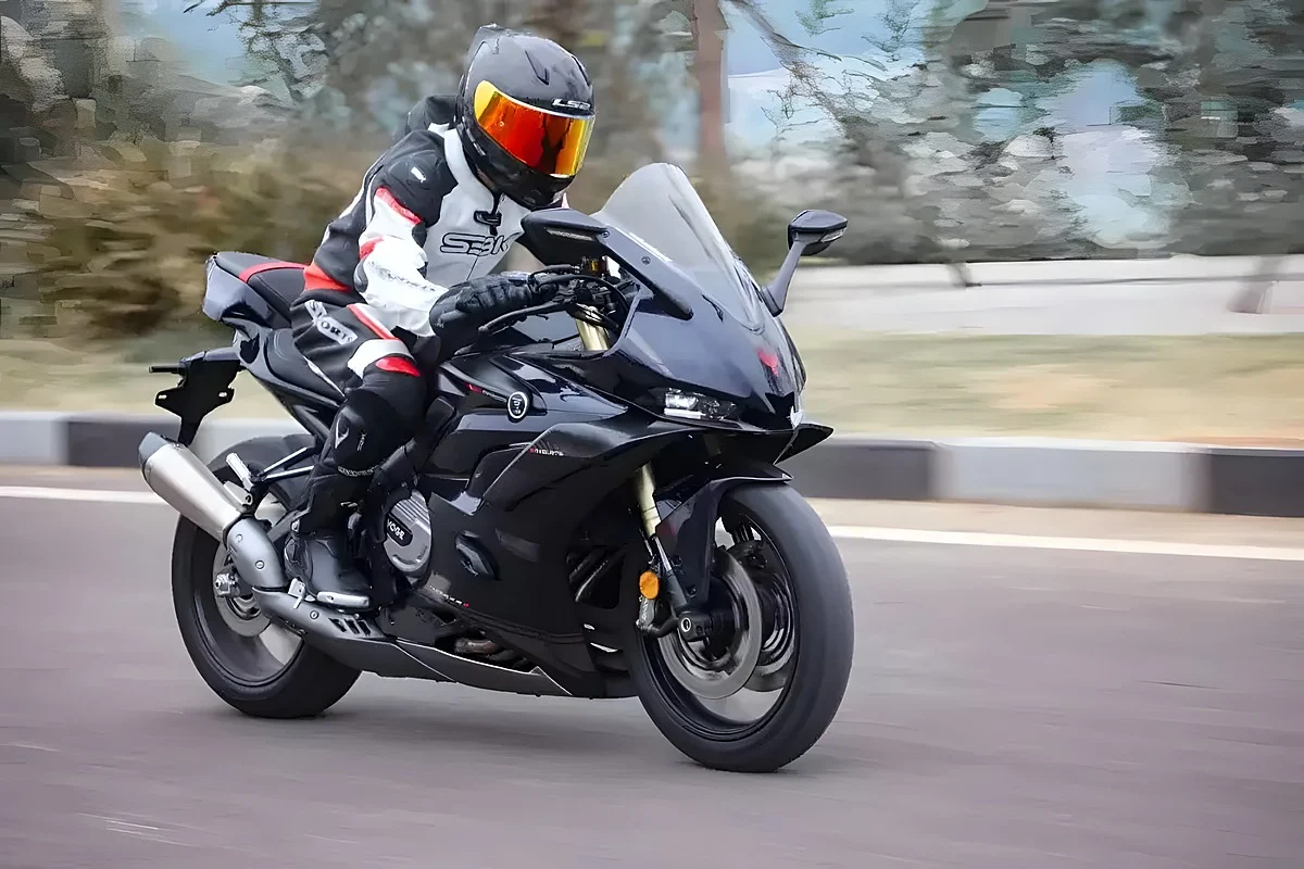 Só 475 cc, mas são 4 cilindros em linha, com especificações que podem variar por mercado