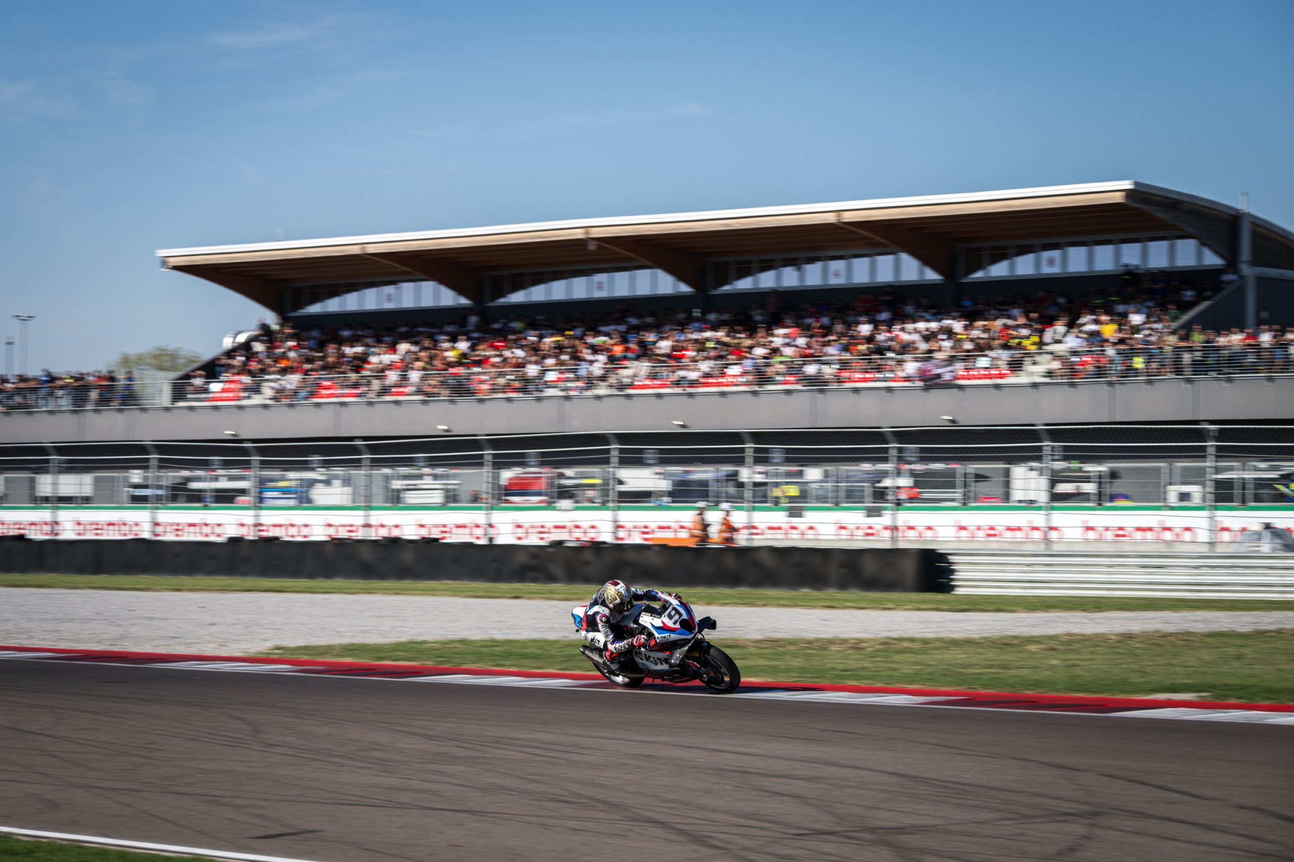 Não é Brad Binder; mostra Danilo Petrucci (9), o piloto que ele substitui, com a BMW M 1000 RR em Cremona, em Setembro de 2026. Fotografia oficial da BMW.
