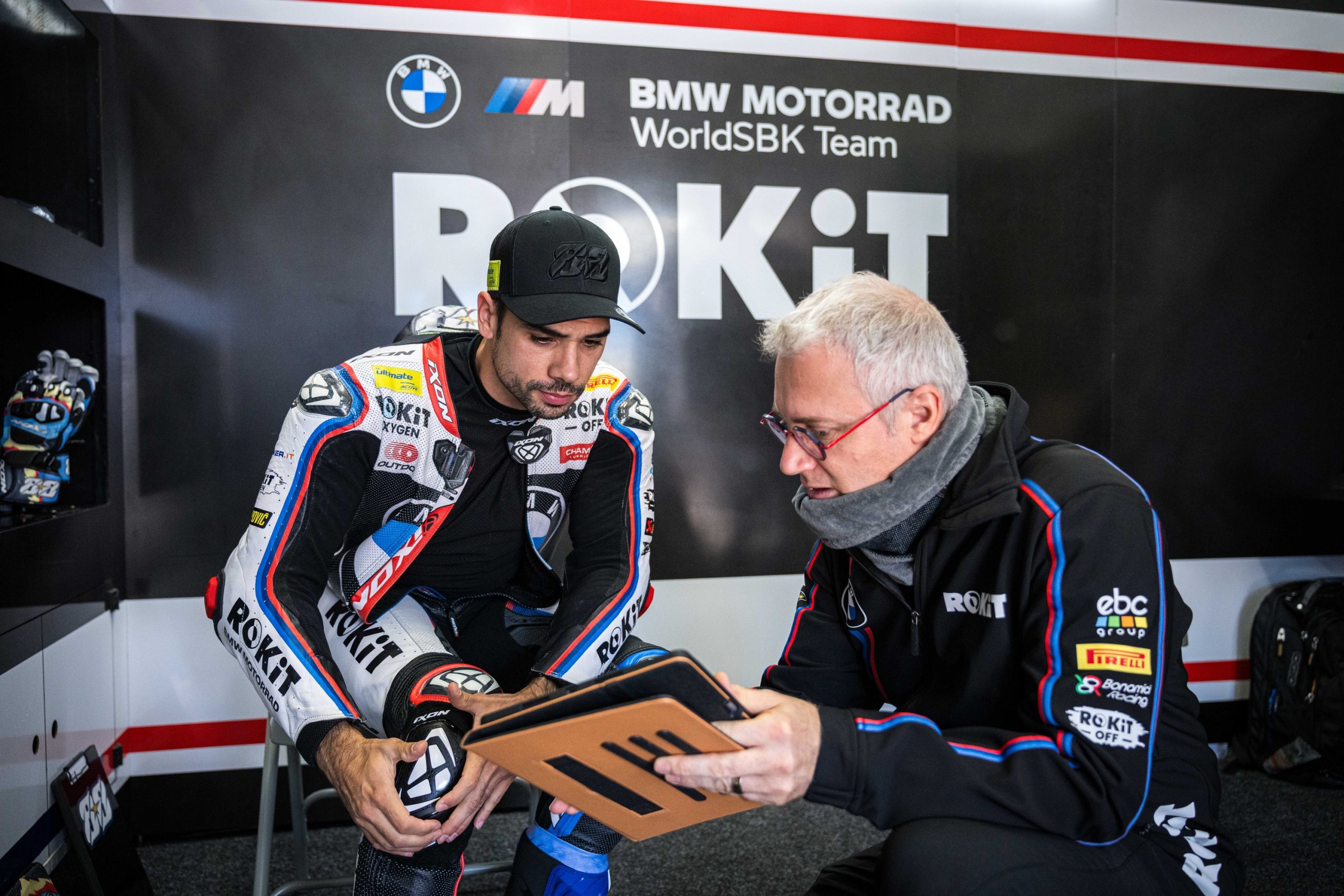 Miguel Oliveira (#88) e a BMW M 1000 RR da ROKiT BMW Motorrad WorldSBK Team na ronda do Estoril de 2026, em fotografia oficial da BMW. Sessão não indicada pela fonte.