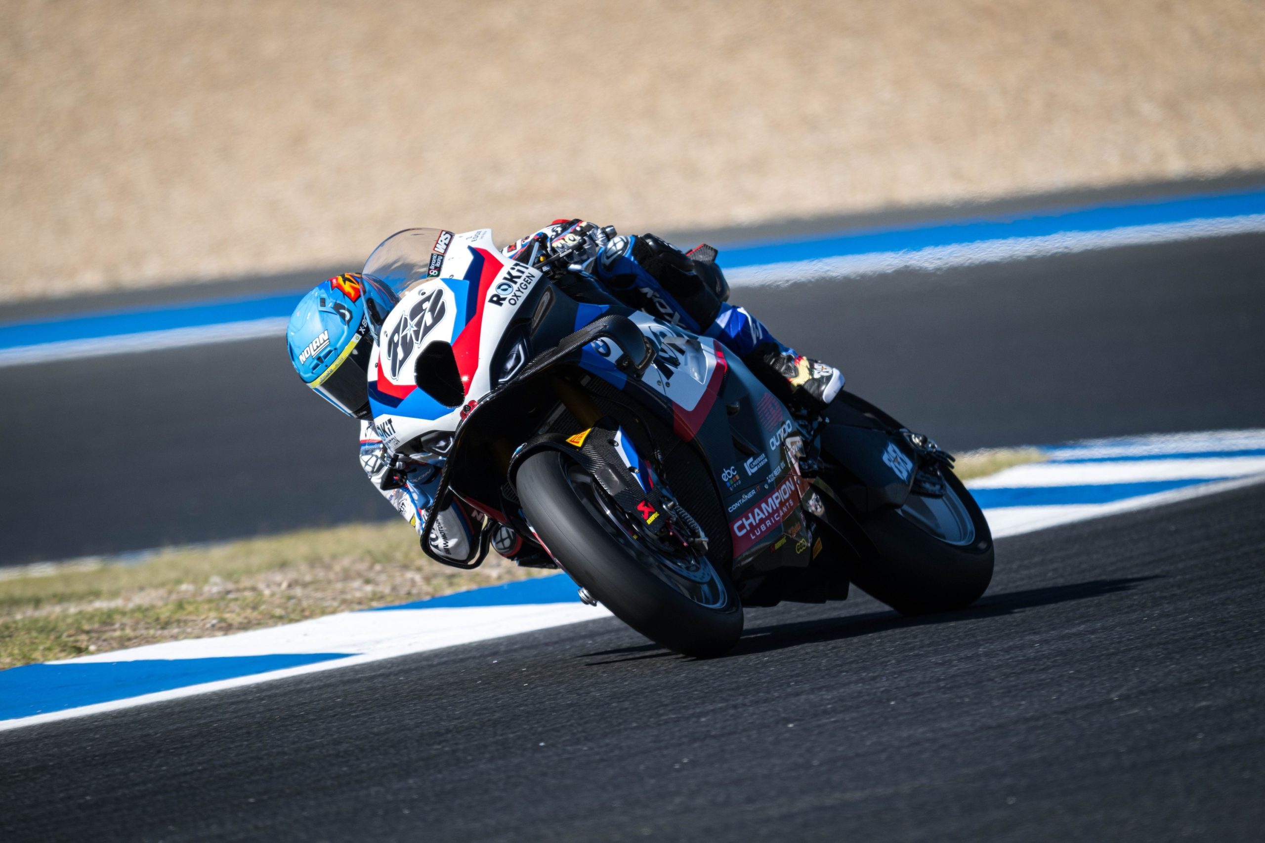 Miguel Oliveira (#88), da ROKiT BMW Motorrad WorldSBK Team, na ronda do Estoril de 2026, em fotografia oficial da BMW. Sessão não indicada pela fonte.