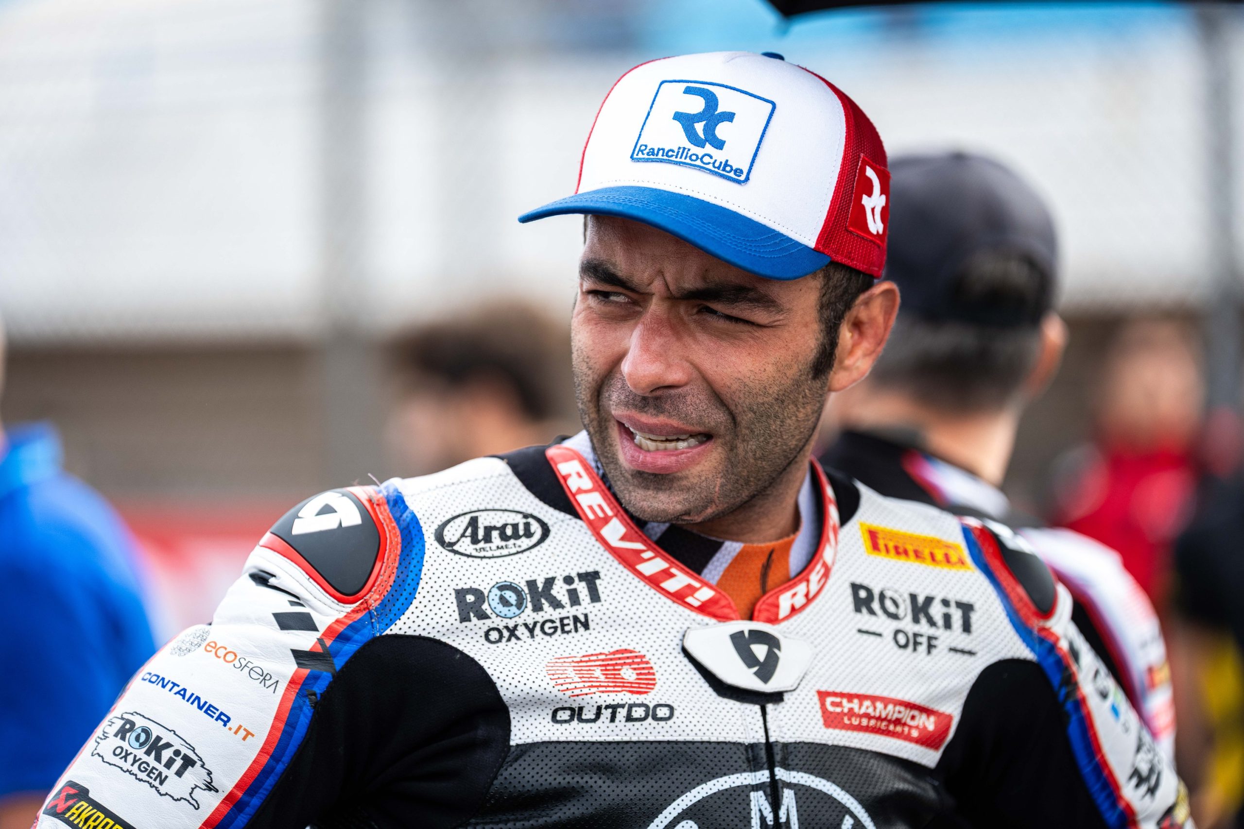 Danilo Petrucci (#9), BMW M 1000 RR da ROKiT BMW Motorrad WorldSBK Team, no Estoril, de 9 a 11 de outubro de 2026. Não é Miguel Oliveira, é o colega de equipa, identificado pela legenda oficial da BMW.