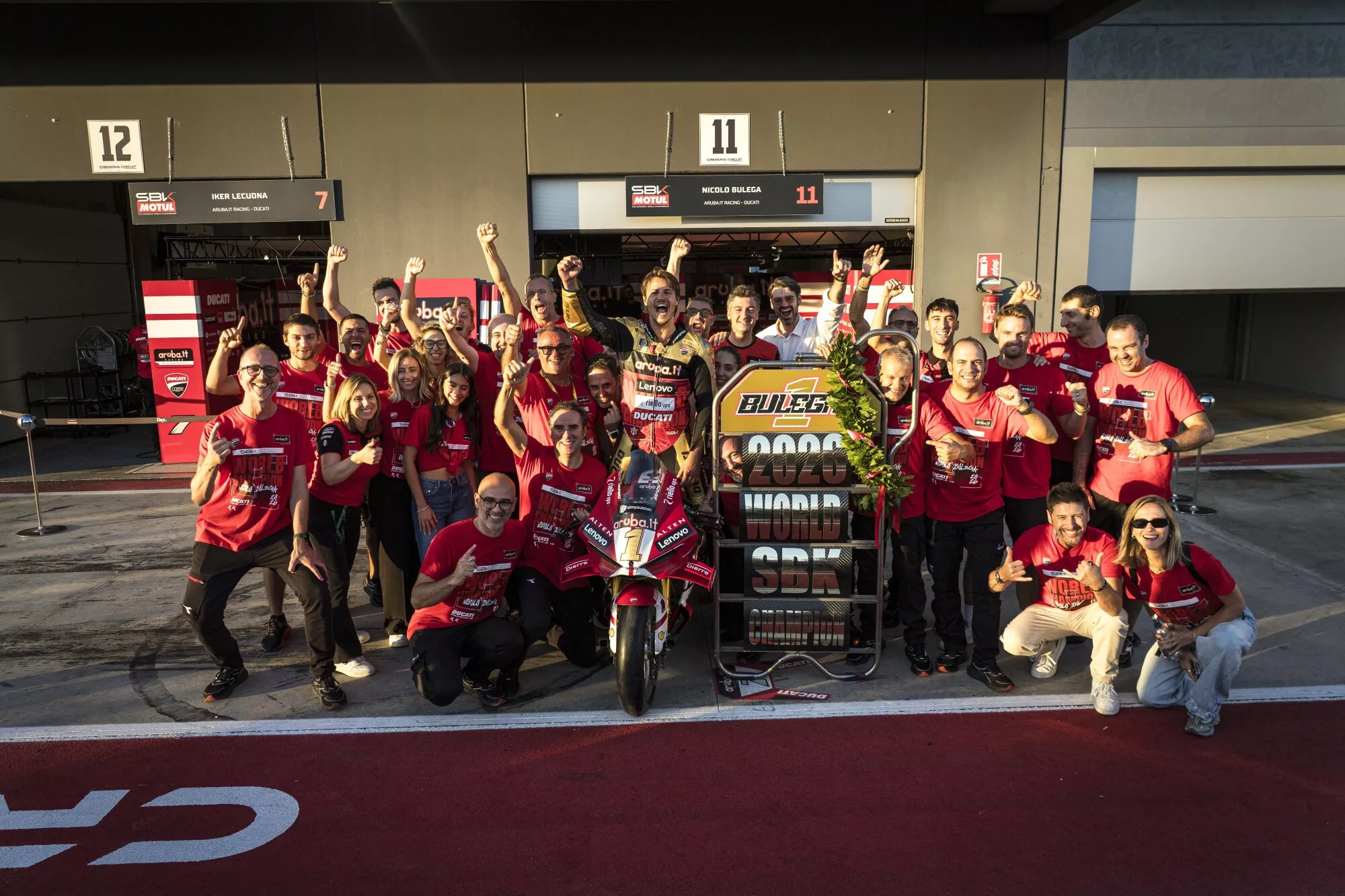 Fotografia oficial da Aruba.it Racing Ducati no domingo de Cremona, a 27 de Setembro de 2026, do comunicado do título de Bulega e do triplo de Lecuona. Arquivo, não é o Estoril; piloto não identificado pela fonte.