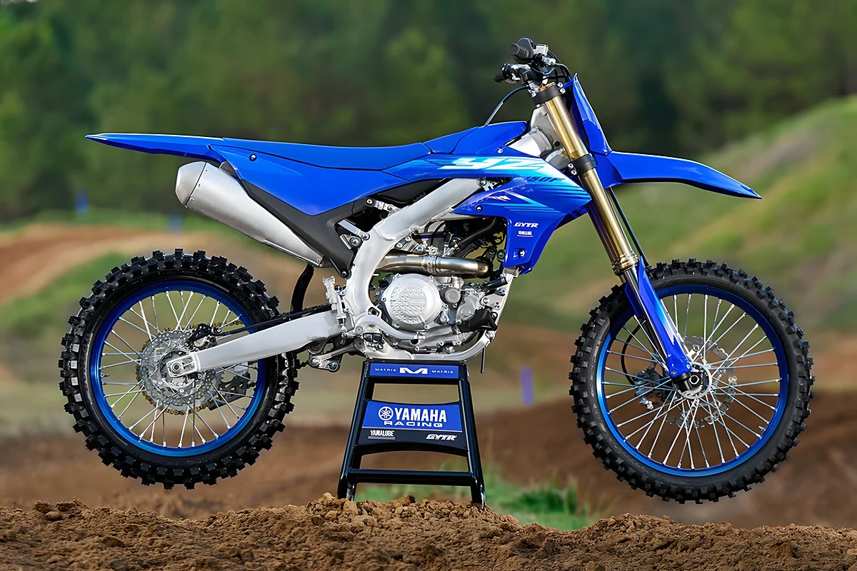 YZ250F sobe 700 rpm e WR450F ganha embraiagem hidráulica