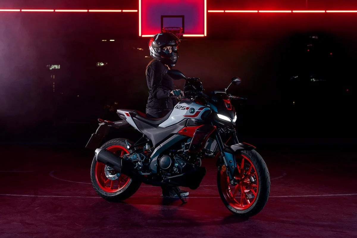 Na Yamaha MT-125, o assento muda para facilitar os movimentos