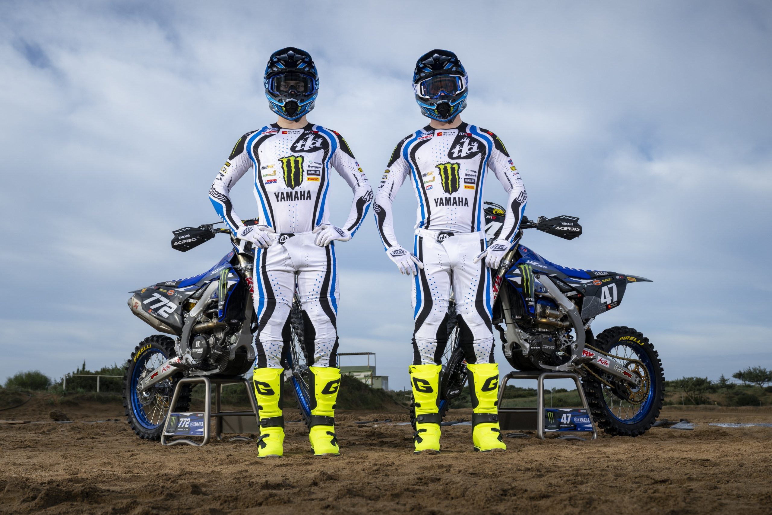 A equipa Monster Energy Yamaha Factory MX2 de 2026, a dos irmãos Reišulis, na sessão fotográfica oficial da Yamaha.